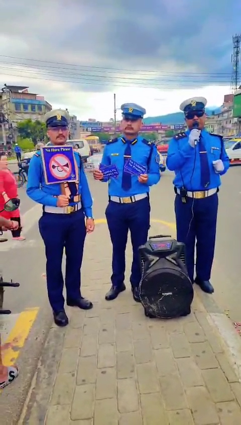 ‘नो हर्न’ सम्बन्धी ट्राफिक जनचेतना मुलक कार्यक्रम गर्दै ट्राफिक प्रहरी परिसर, सातदोबाटोका प्र.ब.ना.नि बिकु नारायण काशिछवा