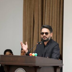 काठमाडौं । प्रधानमन्त्री बालेन्द्र शाहले आगामी सेप्टेम्बर २४ (असोज ८) मा संयुक्त राष्ट्रसंघको ८१औँ महासभालाई सम्बोधन गर्ने भएका छन्। संयुक्त राष्ट्रसंघले सार्वजनिक गरेको संशोधित वक्ता तालिकाअनुसार प्रधानमन्त्री शाह न्यूयोर्कस्थित संयुक्त राष्ट्रसंघको मुख्यालयमा हुने महासभाको उच्चस्तरीय सत्रमा सहभागी हुनेछन्। प्रधानमन्त्री शाहका लागि संयुक्त राष्ट्रसंघको महासभामा सहभागी हुने कार्यक्रम उनको प्रधानमन्त्री पद सम्हालेपछिको पहिलो विदेश भ्रमणसमेत हुनेछ। उनी मार्च २७ मा प्रधानमन्त्री बनेपछि पहिलोपटक विदेश भ्रमणमा जान लागेका हुन्। भोटेकोशी बाढी र जलवायु संकट मुख्य विषय बन्ने प्रधानमन्त्री शाहको महासभा सम्बोधनमा नेपालमा हालै आएको भोटेकोशी तथा त्रिशूली क्षेत्रको विनाशकारी बाढी र त्यसबाट भएको ठूलो मानवीय तथा भौतिक क्षतिलाई अन्तर्राष्ट्रिय समुदायसमक्ष प्रस्तुत गर्ने तयारी गरिएको छ। बाढीपछि नेपालले उद्धार, राहत तथा पुनर्निर्माणका लागि अन्तर्राष्ट्रिय सहयोगको आवश्यकता रहेको बताउँदै आएको छ। प्रधानमन्त्री शाहले विश्वमञ्चमा नेपालको विपद्, हिमाली क्षेत्रमा जलवायु परिवर्तनको प्रभाव तथा जलवायुजन्य क्षतिका विषय उठाउने तयारी गरेको बताइएको छ। नेपालले लामो समयदेखि जलवायु परिवर्तनबाट बढी प्रभावित मुलुकका लागि अन्तर्राष्ट्रिय सहयोग र जलवायु न्यायको विषय उठाउँदै आएको छ। पछिल्लो विपद्का कारण यो मुद्दा प्रधानमन्त्री शाहको आगामी सम्बोधनमा थप प्राथमिकतामा पर्ने अपेक्षा गरिएको छ। पहिले परराष्ट्रमन्त्री जाने तयारी थियो यसअघि सरकारले संयुक्त राष्ट्रसंघको महासभामा नेपालको प्रतिनिधिमण्डलको नेतृत्व परराष्ट्रमन्त्री शिशिर खनालले गर्ने तयारी गरेको थियो। जुलाईमा प्रधानमन्त्री शाह स्वयं महासभामा सहभागी नहुने योजना सार्वजनिक भएको थियो। तर अगस्ट २६ मा भोटेकोशी र त्रिशूली नदी आसपासका क्षेत्रमा आएको विनाशकारी बाढीपछि सरकारले आफ्नो योजना परिवर्तन गरेको हो। विपद्ले ठूलो जनधनको क्षति पुर्‍याएपछि नेपालको अवस्था प्रधानमन्त्री आफैंले अन्तर्राष्ट्रिय समुदायसमक्ष प्रस्तुत गर्नु उपयुक्त हुने निष्कर्षसहित शाह महासभामा जाने निर्णय भएको बताइएको छ। अन्तर्राष्ट्रिय सहयोगको अपेक्षा बाढी तथा पहिरोबाट भएको क्षतिपछि नेपाललाई उद्धार, राहत र पुनर्निर्माणका लागि आवश्यक सहयोग जुटाउनु सरकारको महत्वपूर्ण प्राथमिकता बनेको छ। महासभामा प्रधानमन्त्री शाहले नेपालको वर्तमान अवस्थाबारे जानकारी गराउँदै अन्तर्राष्ट्रिय समुदायको सहयोग र समर्थनका लागि आग्रह गर्ने अपेक्षा गरिएको छ। प्रधानमन्त्री शाहको भ्रमण छोटो रहने र नेपाली प्रतिनिधिमण्डल पनि तुलनात्मक रूपमा सानो हुने तयारी भइरहेको छ। परराष्ट्रमन्त्री खनाल भने प्रधानमन्त्रीभन्दा अगाडि न्यूयोर्क पुगेर विभिन्न द्विपक्षीय भेटवार्ता तथा महासभासँग सम्बन्धित कार्यक्रममा सहभागी हुने अपेक्षा गरिएको छ। संयुक्त राष्ट्रसंघको ८१औँ महासभाको उच्चस्तरीय सामान्य बहस सेप्टेम्बर २२ देखि २८ सम्म सञ्चालन हुनेछ। यही क्रममा सेप्टेम्बर २४ मा प्रधानमन्त्री शाहले नेपालको धारणा अन्तर्राष्ट्रिय मञ्चमा प्रस्तुत गर्नेछन्।